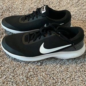 Nike sneaker- like new! Men